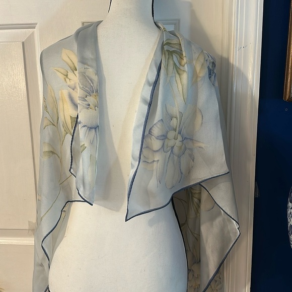 NWT Women’s Echo Blue & White Floral 100% Silk Hand Rolled Edges Scarf 42” - Picture 4 of 7